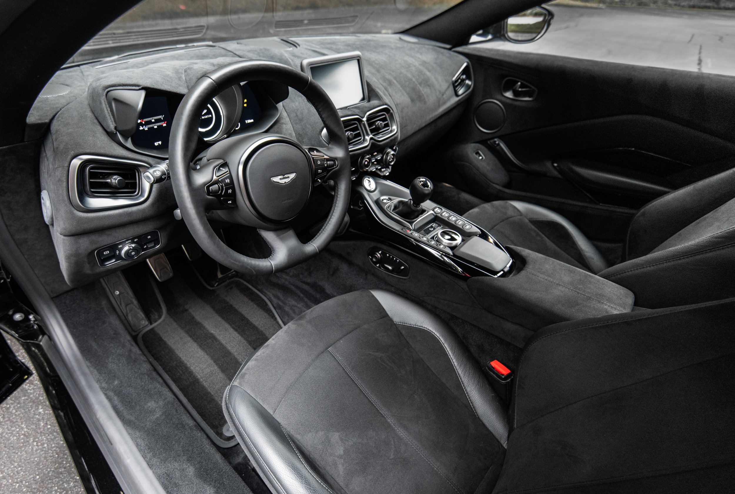 2021 Aston Martin Vantage N05677